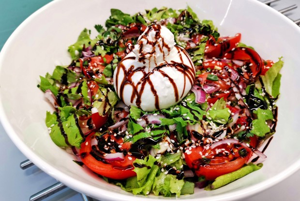 Салат с бурратой