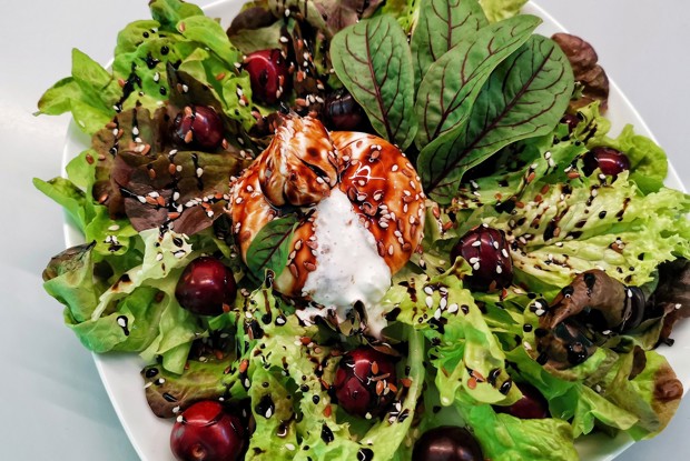 Салат с черешней и сыром буррата