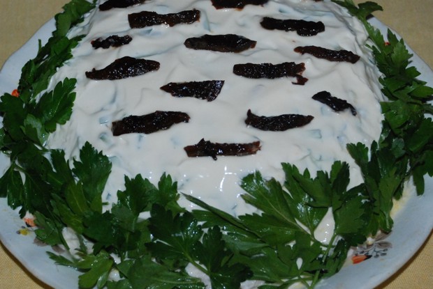 Салат с черносливом и грибами