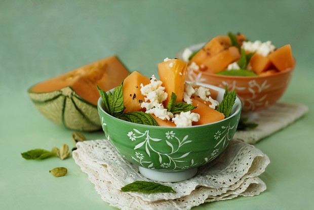 Салат с дыней, фетой и красным луком