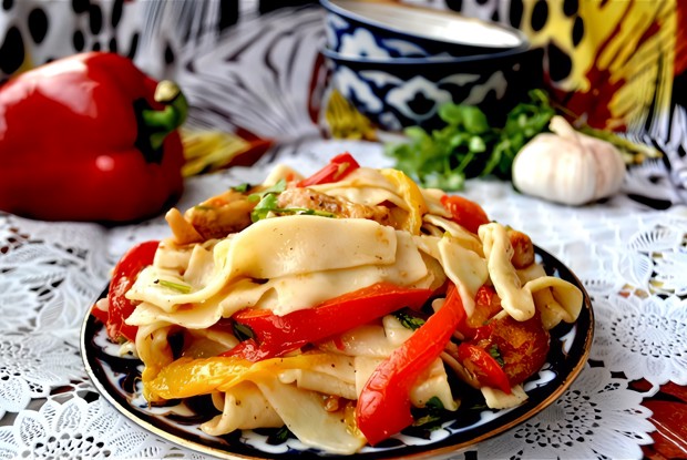 Салат с домашней лапшой и курицей