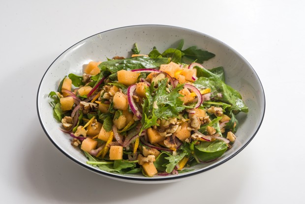 Салат с дыней, красным луком и грецкими орехами