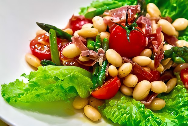 Салат с фасолью и хамоном