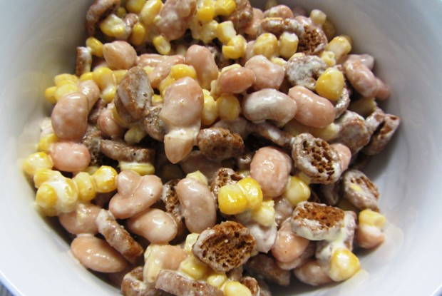 Салат с фасолью, кукурузой и чесноком