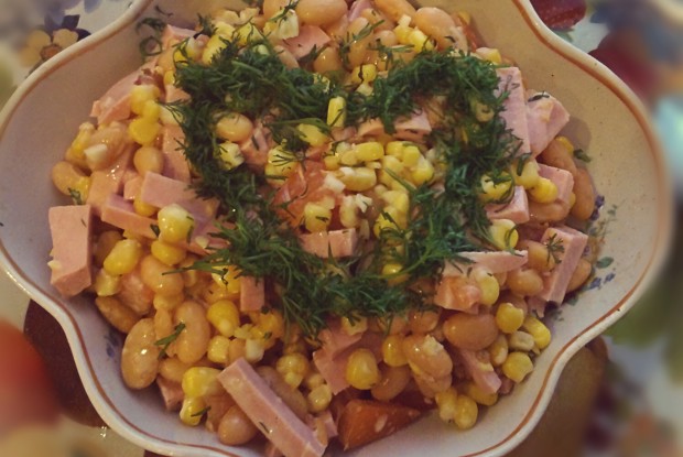 Салат с фасолью, ветчиной и сухариками
