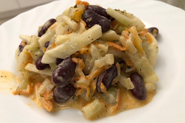 Салат с фасолью и кабачком