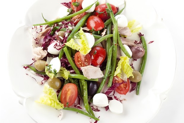 Салат с фасолью и моцареллой