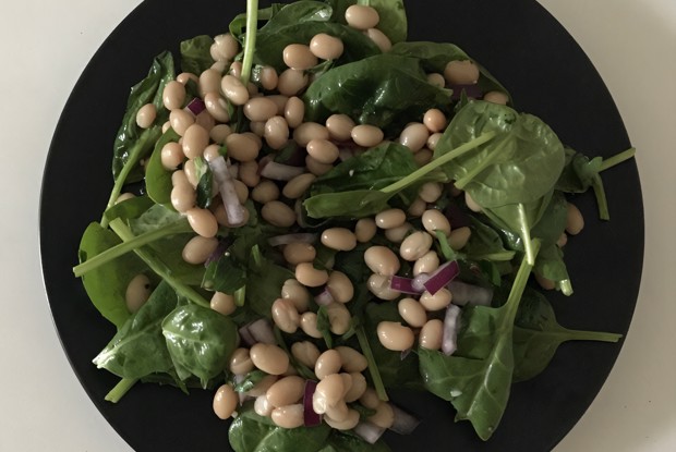 Салат с фасолью и шпинатом