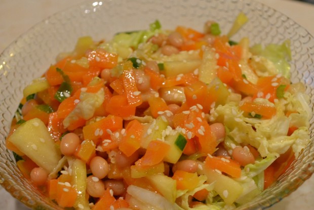 Салат с фасолью и яблоком