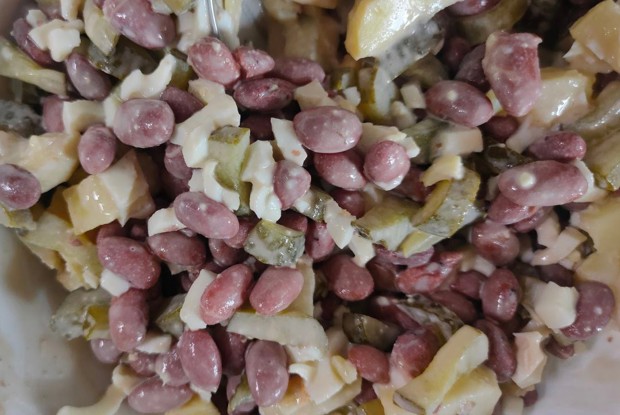 Салат с фасолью, соленым огурцом, яйцом и картофелем
