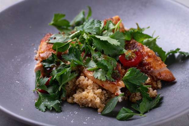 Салат с фермерским цыпленком, кускусом и узбекскими томатами