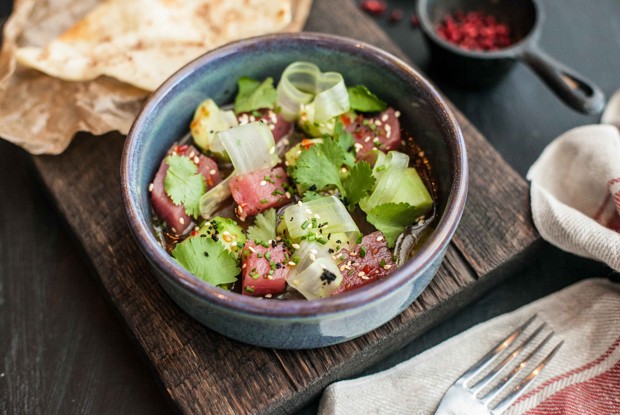 Салат с филе тунца и огурцами в азиатской заправке