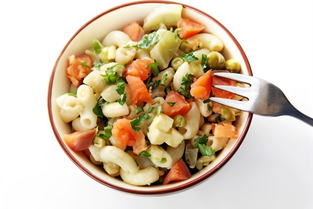 Салат с фисташками, лососем и креветками