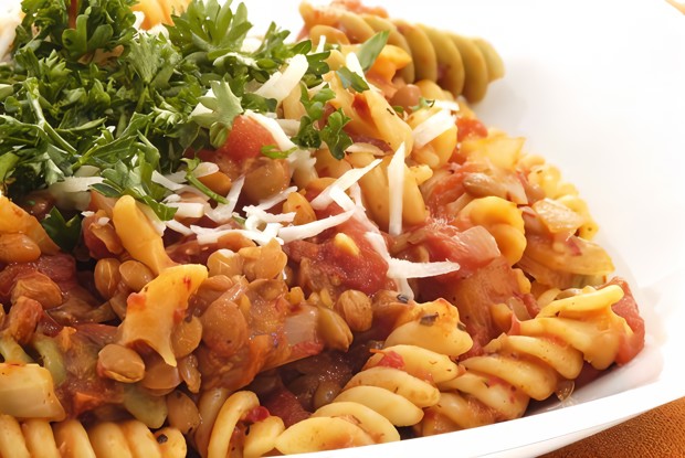 Салат с фузилли, фасолью и томатами