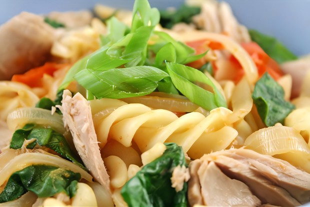 Салат с фузилли, тунцом и цукини