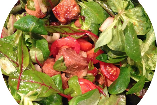 Салат с горячим тунцом