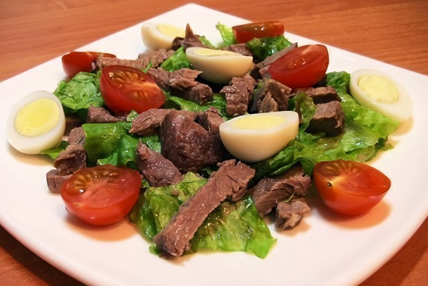 Салат с говядиной, помидорами и яйцом