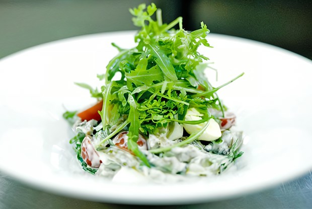 Салат с говяжьим языком под майонезом с зеленью