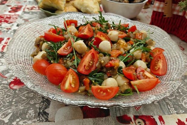 Салат с гребешками и запеченными овощами