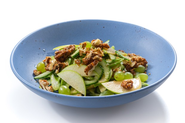 Салат с грецкими орехами и сельдереем