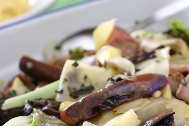 Салат с грибами, яблоком и апельсином