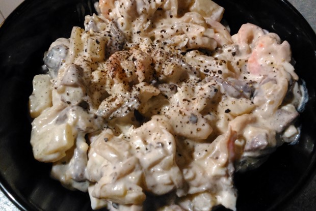 Салат с грибами, курицей и креветками