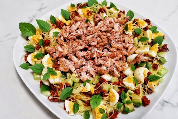 Салат с грибами шимеджи и базиликом