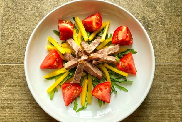 Салат с грудинкой и базиликом