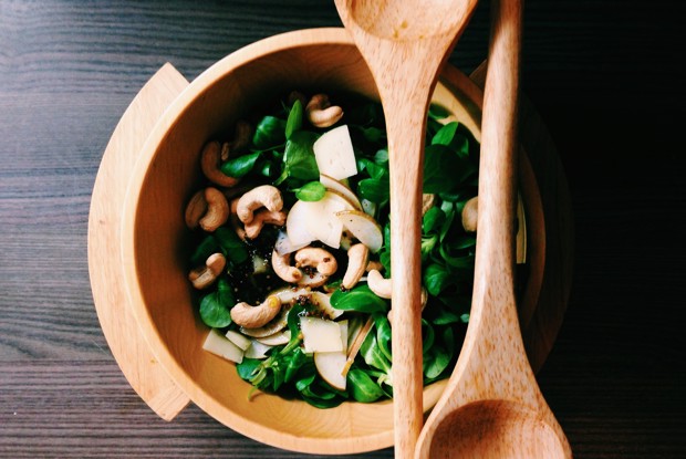 Салат с грушами, козьим сыром и заправкой из меда и горчицы