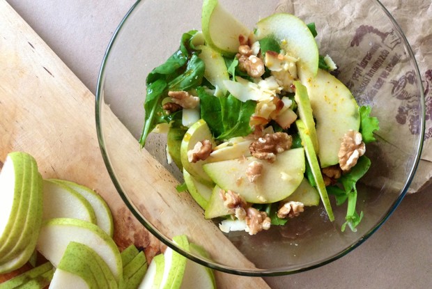 Салат с грушей и копченым сыром