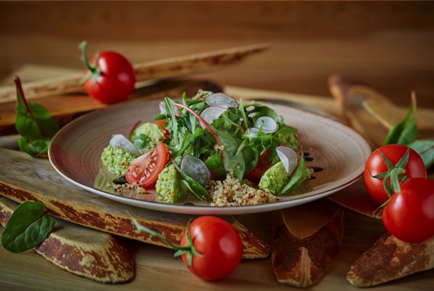 Салат с гуакамоле из авокадо с киноа и сладкими томатами