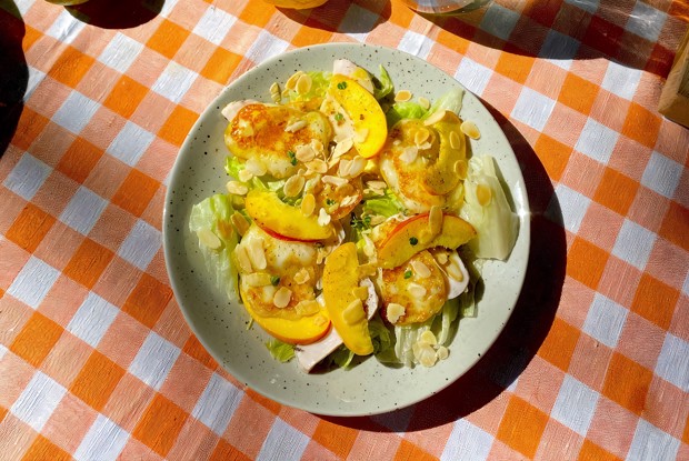 Салат с халуми, нектаринами и курицей