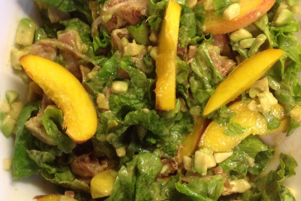 Салат с хамоном и персиком