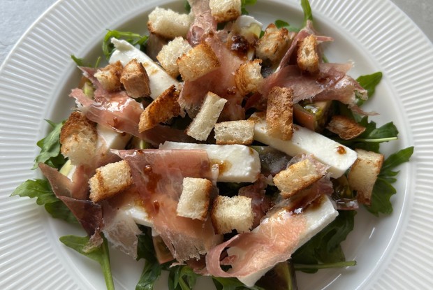 Салат с хамоном и руколой