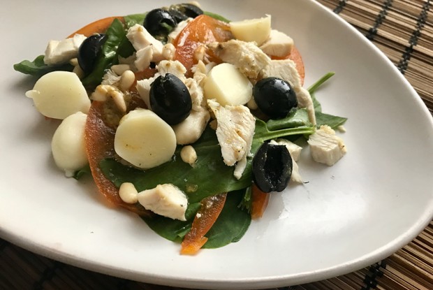 Салат с хурмой и кедровыми орешками