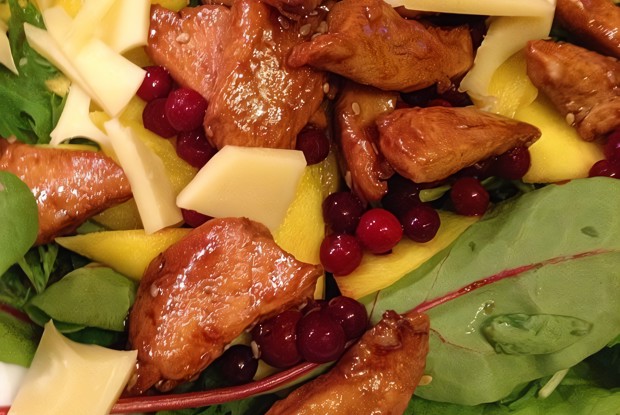 Салат с индейкой терияки и манго