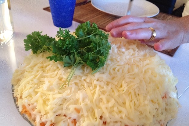 Салат с яблоками, морковью, яйцами и сыром