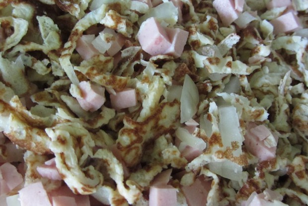 Салат с яичными блинчиками