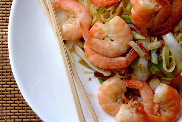 Салат с яичной лапшой, жареными креветками, фасолью и чили