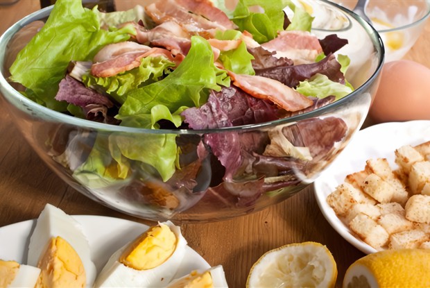 Салат с яйцом и беконом