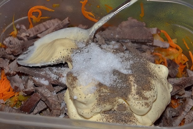 Салат с языком и морковью