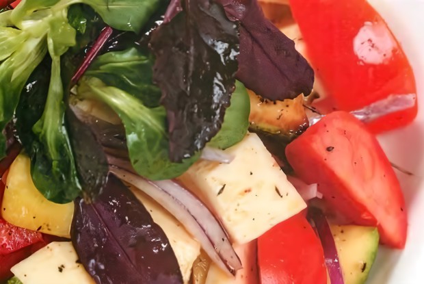 Салат с кабачками, помидорами и сыром