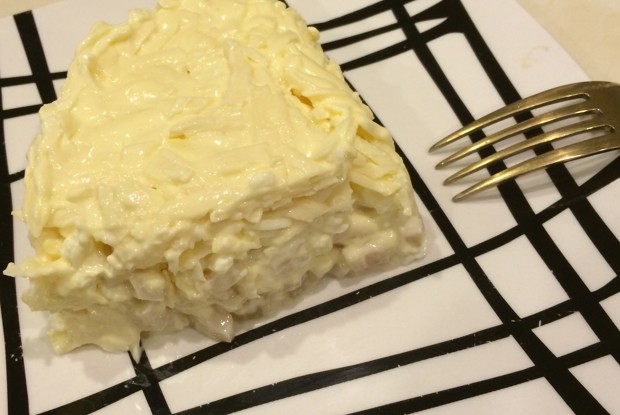 Салат с кальмарами и ананасом