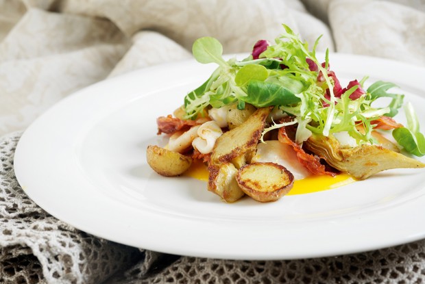 Салат с кальмарами и чоризо