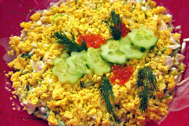 Салат с кальмарами и луком-пореем