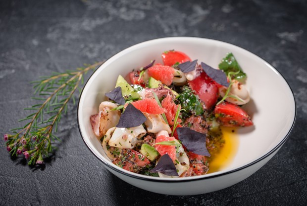 Салат с кальмарами, киноа и грейпфрутом