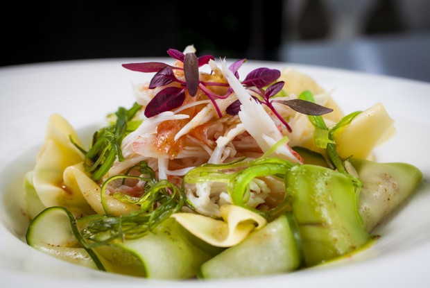 Салат с камчатским крабом, авокадо и манго с соусом банановый юзу