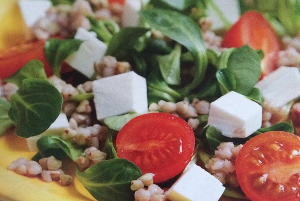 Салат с каперсами и розмарином в греческом стиле