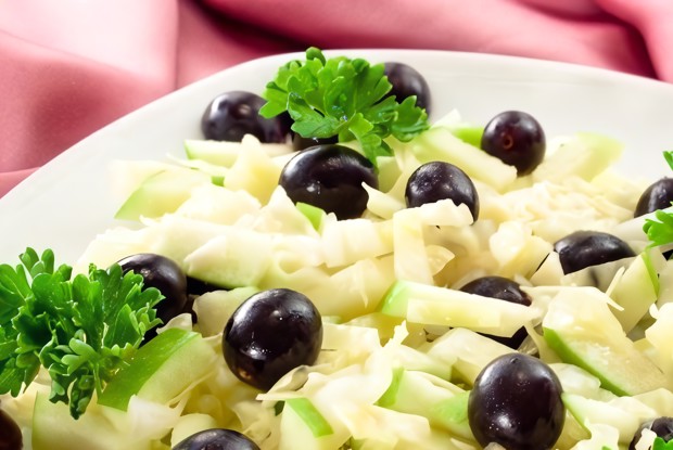 Салат с капустой, виноградом и яблоком