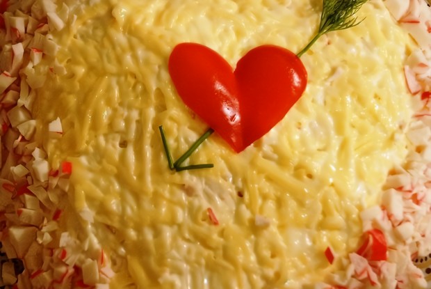 Салат с картофелем, крабовыми палочками и яблоками